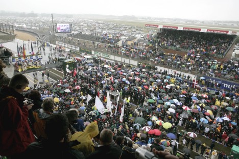Som vi kender det på Le Mans - masser af tilskuere klar til hyldest
(Foto: Audi Motorsport)